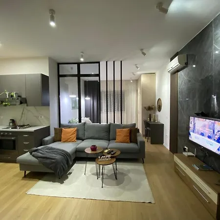 Chlo 4 * Tirana